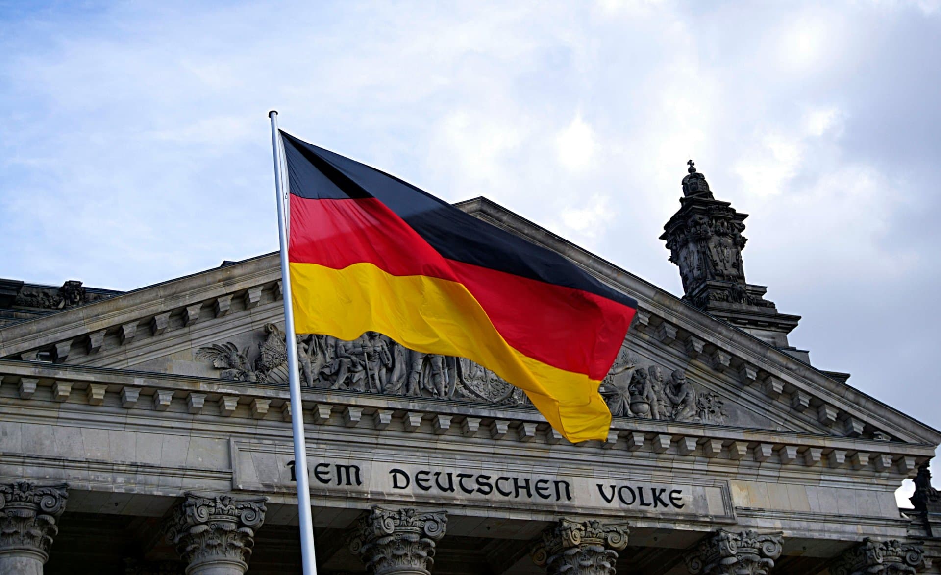 Deutsche Flagge vor dem Reichstagsgebäude