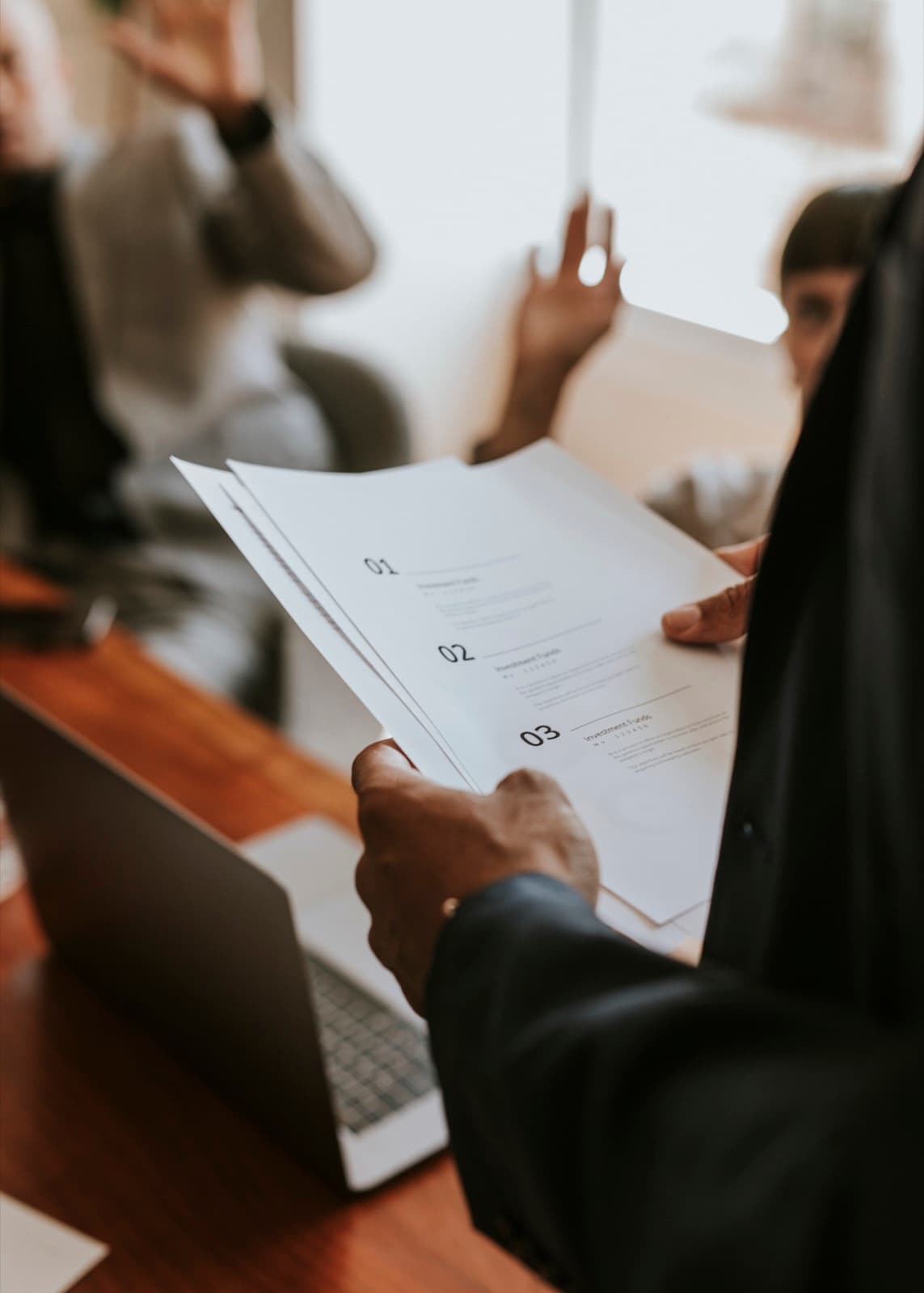 Business-Gespräch über Compliance und Datensicherheit